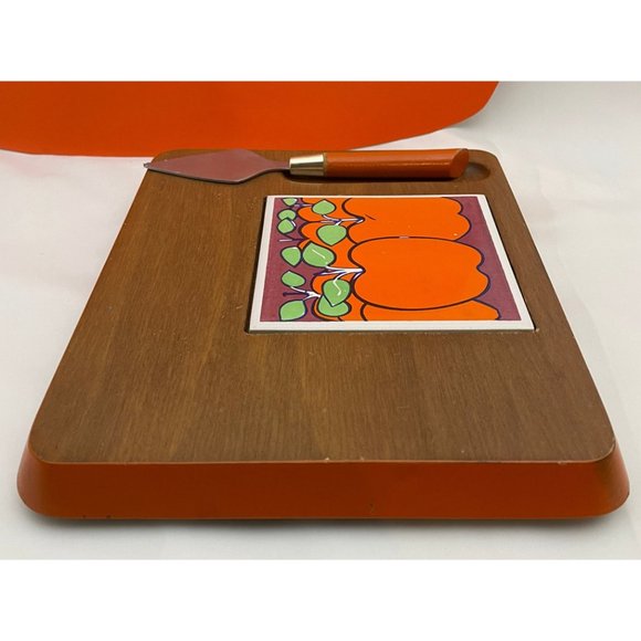 Vintage hand carved wood cheese board with knife, ceramic insert, apples insert - Picture 3 of 9